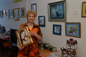 Клавдия Бессараб с экспозицией картин